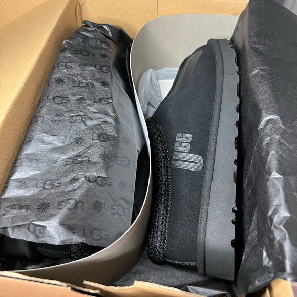 Men’s UGG slippers - Picture 9 of 13